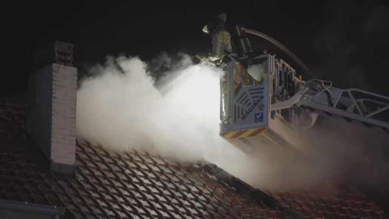 Uitslaande woningbrand verwoest dak van huis in Lummen