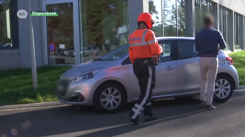 Politie betrapt 74 bestuurders met gsm achter het stuur