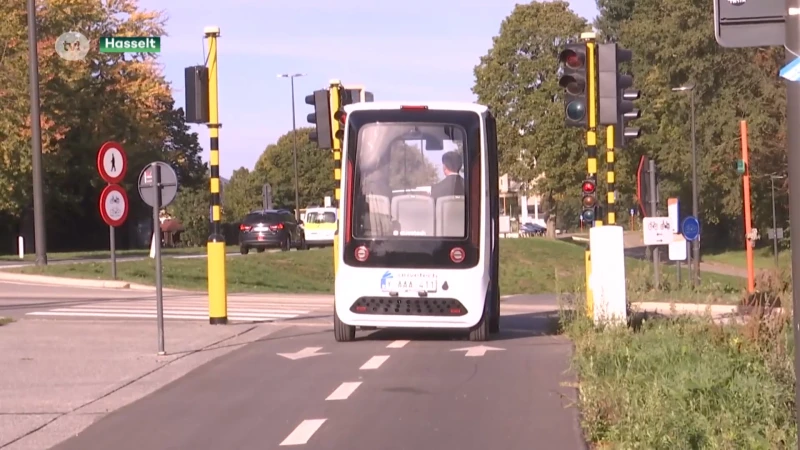 Zelfrijdende shuttle in Hasselt afgeschaft nadat hij in de haag rijdt