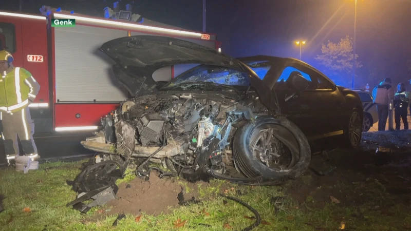 Auto knalt op rotonde in Genk