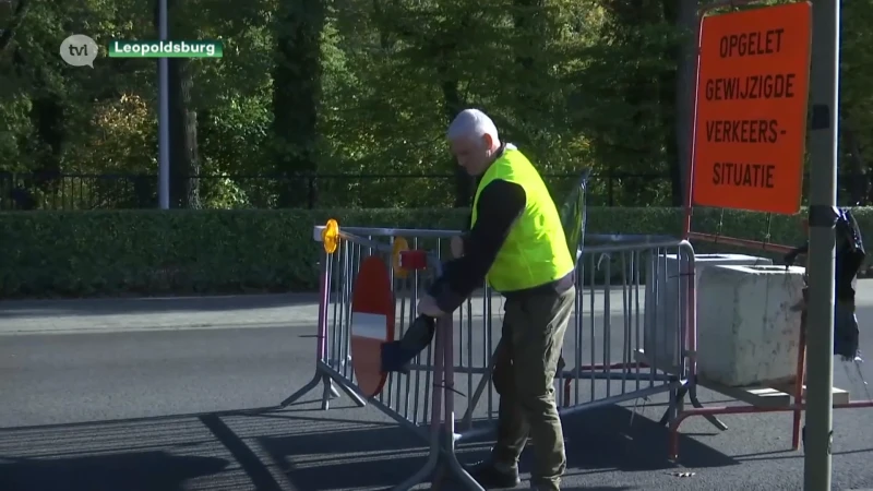 Buurtbewoner met een vlag waarschuwt automobilisten voor gevaarlijke verkeerssituatie in Leopoldsburg