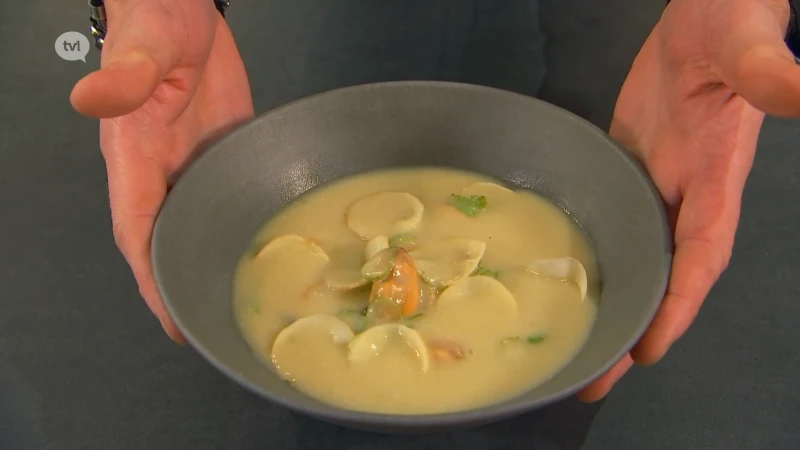 Pastinaaksoep op aziatische wijze met mosselen en coquilles