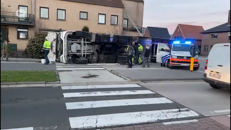 Vrachtwagen kantelt op rotonde in Pelt