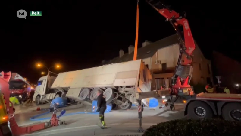 Vrachtwagen in Pelt op luchtkussens overeind gehaald
