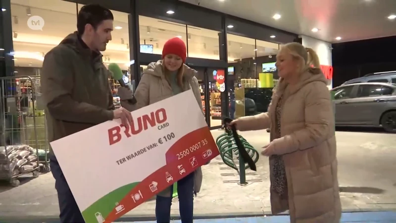Charlotte haastte zich tot bij Tine in Zonhoven en won een Esso Bruno-tankkaart van 100 euro