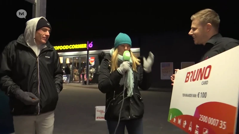 Kurt bracht een oranje racewagentje mee en won de tankkaart van 100 euro bij Esso Bruno in Bocholt