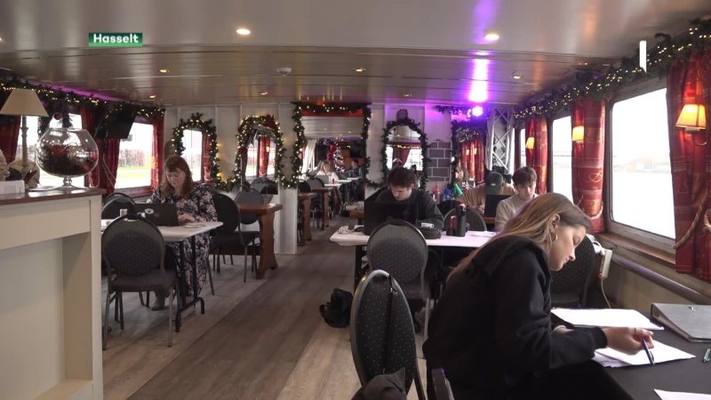 Jongeren studeren voor de examens op een boot in de kanaalkom van Hasselt
