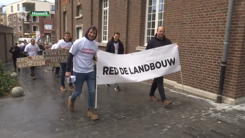 Landbouwers trekken naar stadhuis Hasselt tegen uitbreiding Herkenrodebossen