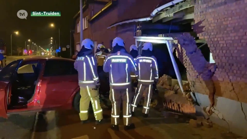 Auto rijdt boerderij binnen in Sint-Truiden