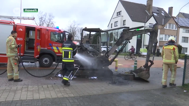 Graafmachine vliegt in brand in Hasselt