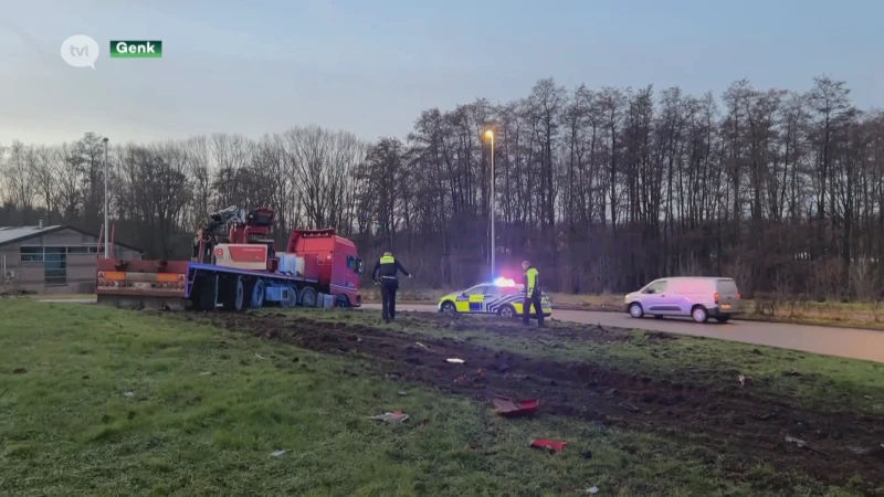 Vrachtwagen rijdt zich vast op rotonde in Genk