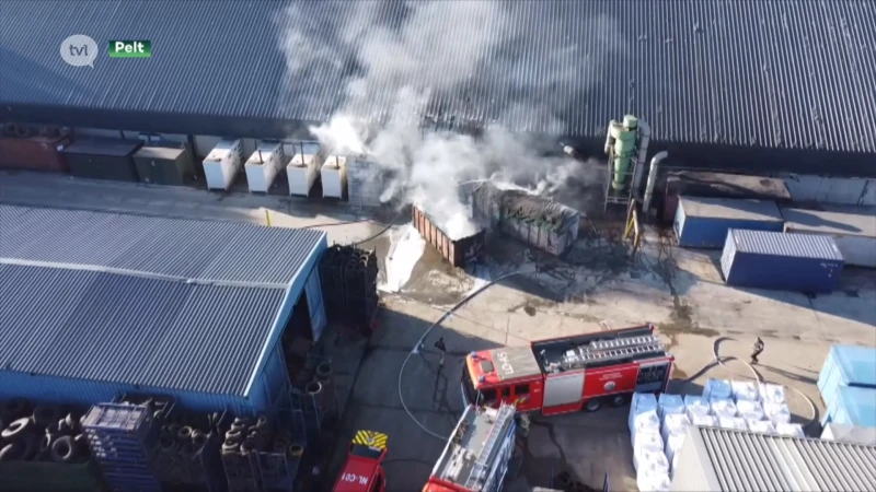 Werknemers met rookintoxicatie naar ziekenhuis na bedrijfsbrand in Overpelt