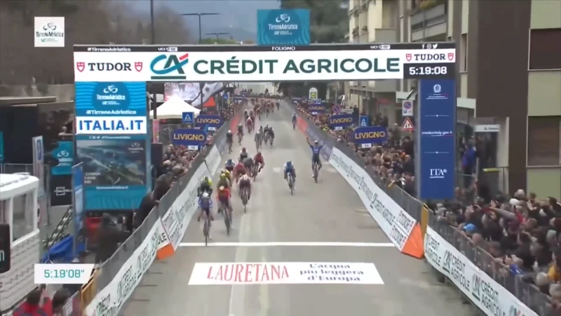 Jasper Philipsen wint derde etappe in Tireno Adriatico