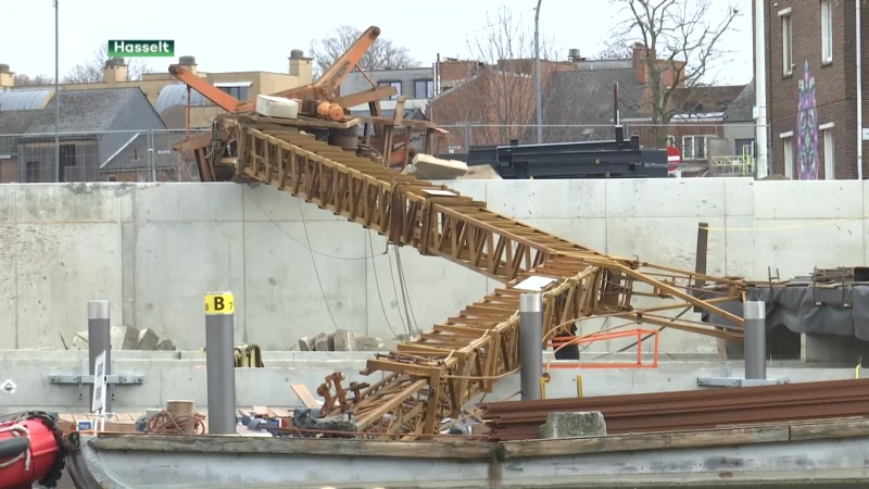 Bouwkraan tuimelt in Kanaalkom Hasselt