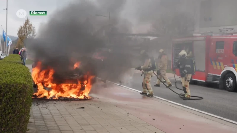 Auto vliegt in brand in Riemst