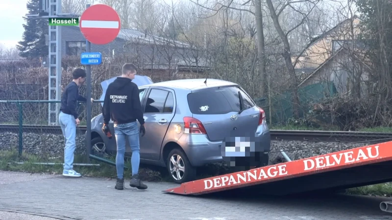 Autobestuurder belandt naast het spoor in Kiewit
