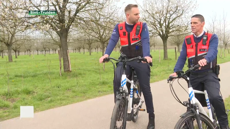 Politie-agenten patrouilleren op de fiets tussen bloesemtoeristen