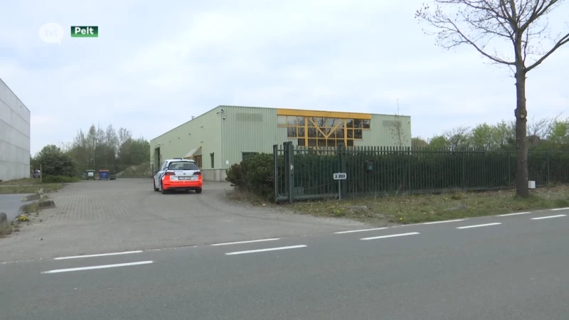Illegale sigarettenfabriek opgerold in Pelt, verdachte is nog steeds voortvluchtig