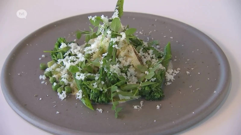 Gebrande bloemkool met daslookpesto en Hollandaisesaus