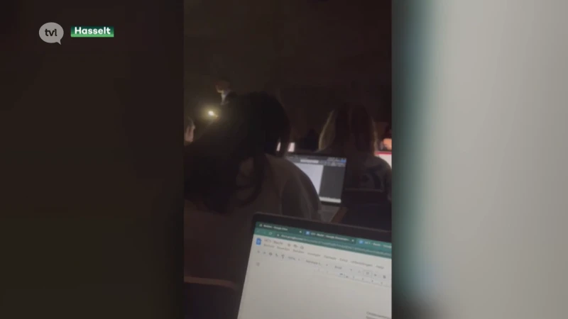 Studenten krijgen les in het donker tijdens stroompanne: "Best gezellig"