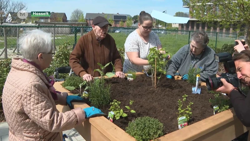 Dementievriendelijke natuuroase verbindt Hasseltse rusthuisbewoners met kinderen
