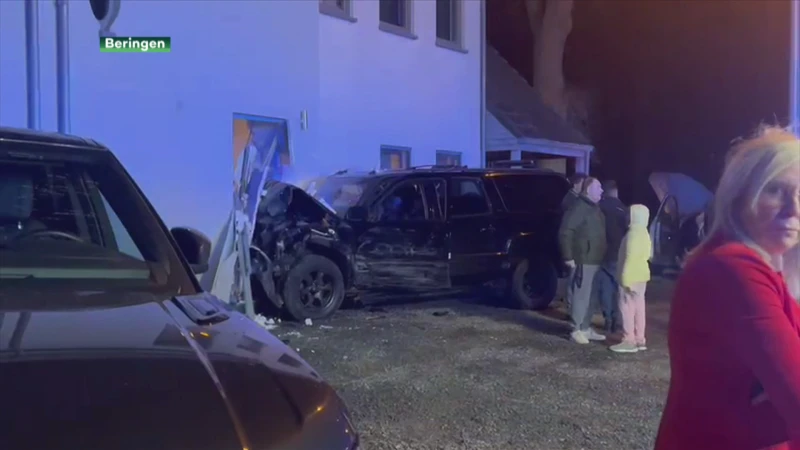 Auto knalt tegen gevel van huis met drie kleine kinderen