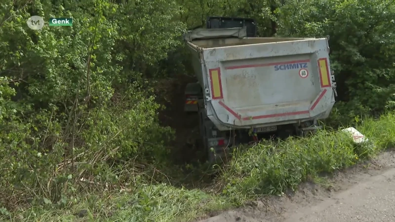 Vrachtwagen belandt in de gracht in Genk