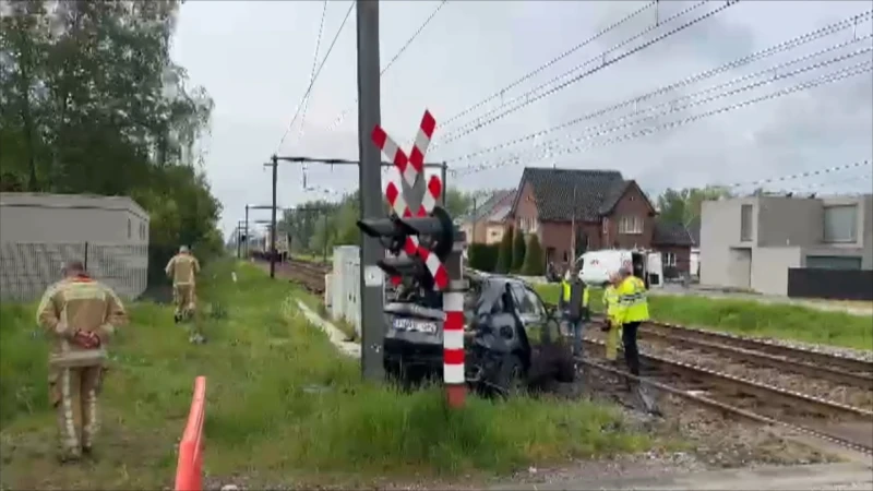 Vrouw sukkelt met auto onder trein bij wegenwerken in Bilzen