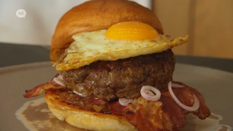 Hamburger met sjalot, spek en ei