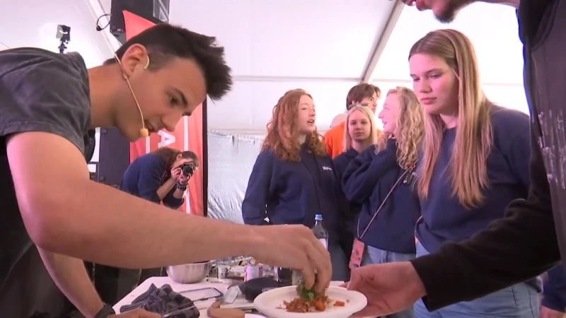 Tv-kok Loïc Van Impe leert studenten koken op kot