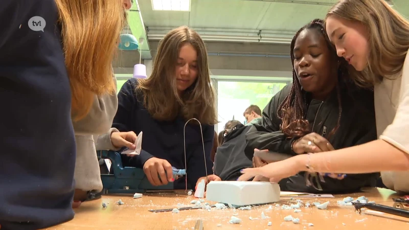 Leerlingen volgen workshops rond wetenschap en techniek aan UCLL