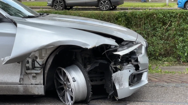 Lanakense politie rijdt auto klem in Maastricht