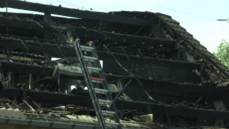 Brand legt huis in de as in Dilsen-Stokkem: vrouw en kind ontsnappen via dakgoot