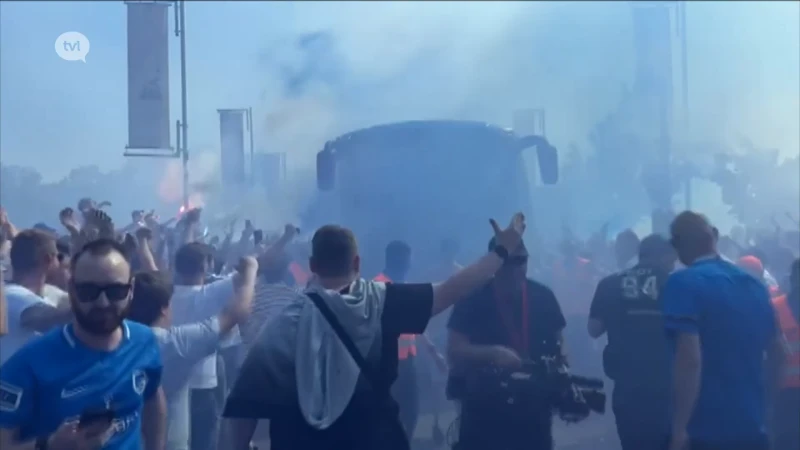 Spelersbus Racing Genk warm onthaald aan de Cegeka Arena