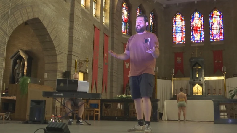 Muziekcollectief Windroos brengt nummers metalband Rammstein in kerk Hechtel-Eksel
