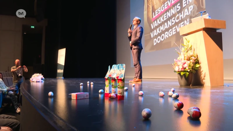 Limburgse schooldirecteuren voeren actie tegen Ben Weyts met surprise eitjes: "Je krijgt cadeau, maar er zit prul in"