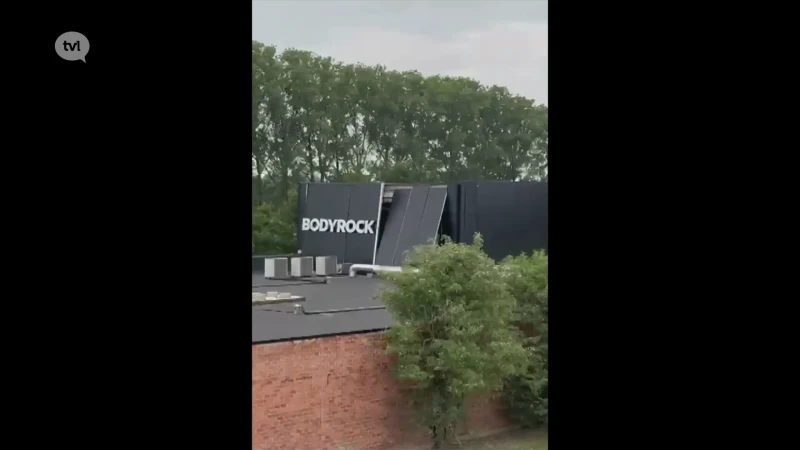 Op opmerkelijke beelden te zien hoe fitnesszaak in Opgrimbie instort