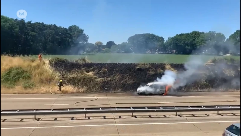 Bestelwagen brandt uit op Noord-Zuid in Eksel