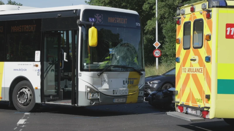 Motorrijder zwaargewond na botsing met bus