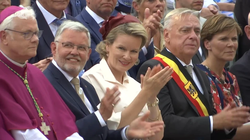 Koningin Mathilde aanwezig bij derde ommegang Kroningsfeesten