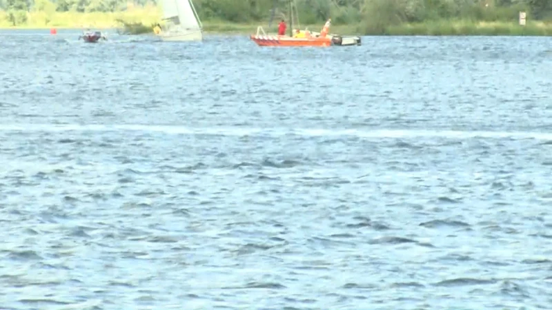 Boot gekapseisd op plas in Kinrooi: één gewonde