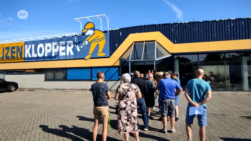 Honderden mensen schuiven aan om meubels af te halen bij failliete Prijzenklopper
