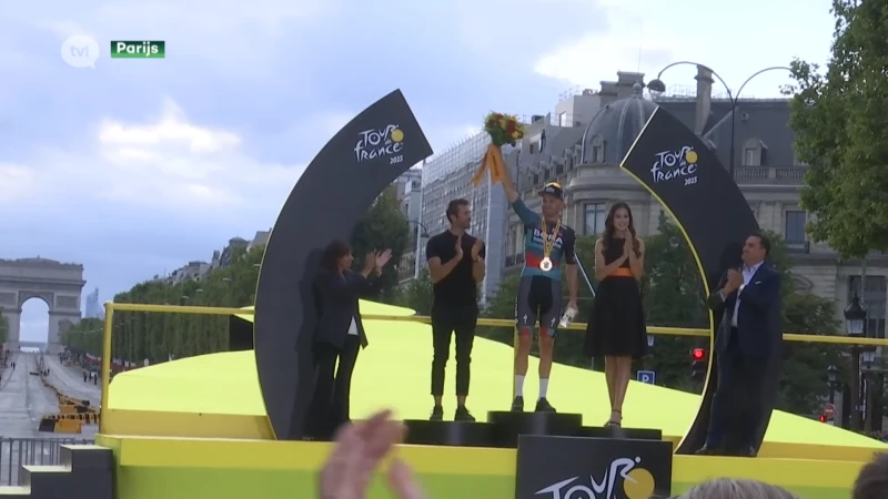Lommelaar Jordi Meeus klopt trainingsmakker Philipsen op Champs-Élysées