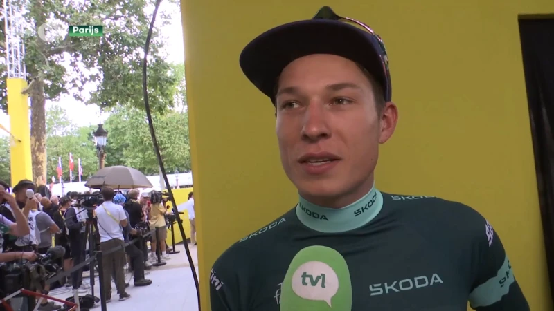 Jasper Philipsen dolgelukkig na behalen groene trui: "Speciaal om Eric Vanderaerden op te volgen"