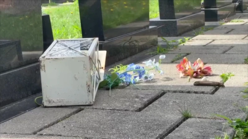Vandalen steken meer dan dertig graven in brand in Koersel