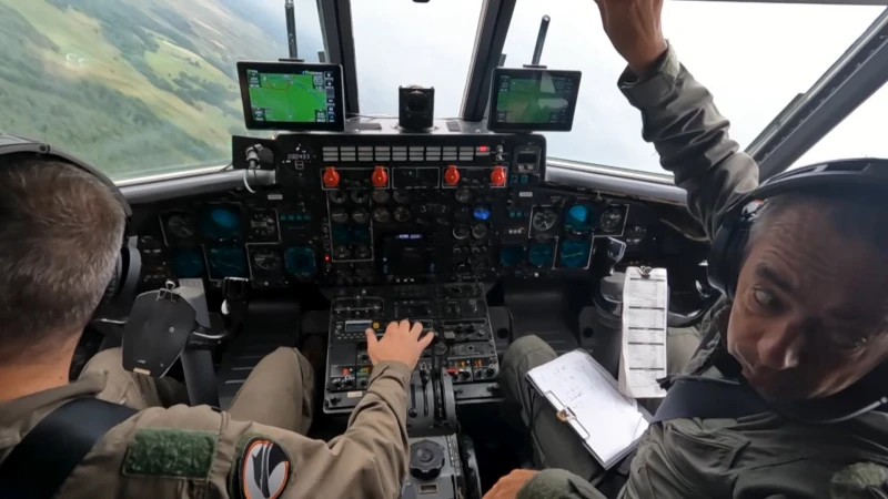 120 tieners springen met parachute uit vliegtuig tijdens stage van Defensie