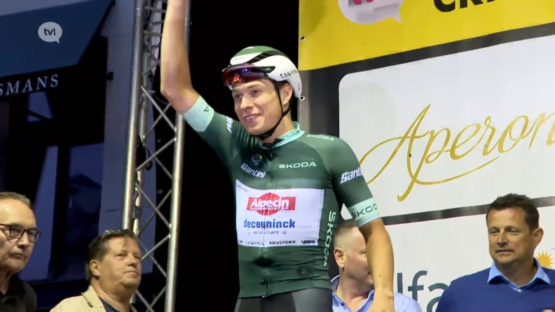 Fiere Jasper Philipsen toont zijn groene trui aan Vlaanderen