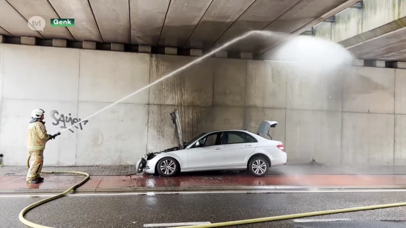 Auto brandt uit onder brug van Westerring in Genk