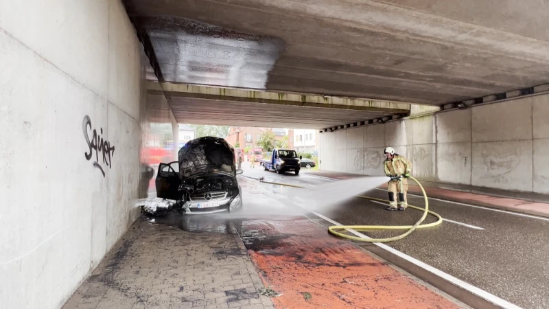 Auto brandt uit in Genk