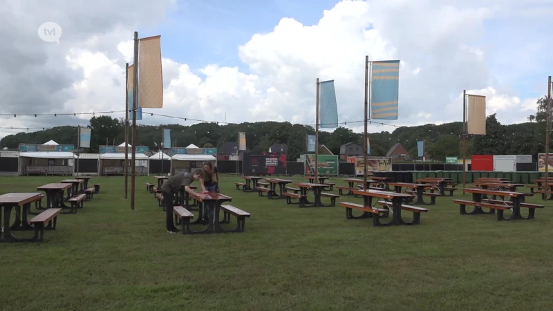 Paal op Stelten kort regeneditie in en deelt 4.000 poncho's uit